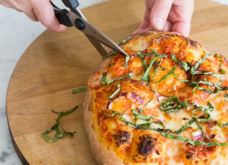 How to cut a Pizza without a Pizza cutter