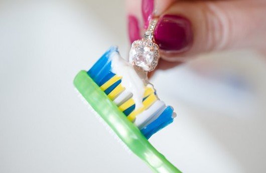 How to Clean Gold Jewelry with Toothpaste