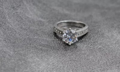 How to Remove Diamonds from Ring: A Comprehensive Guide