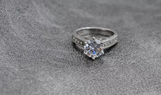 How to Remove Diamonds from Ring: A Comprehensive Guide