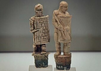 Roman knife handle, gladiator depiction