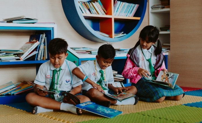 students-reading-books-library