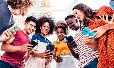 college students using social media on campus