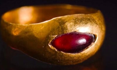 Jerusalem archaeology gold ring garnet gemstone City of David ancient jewelry