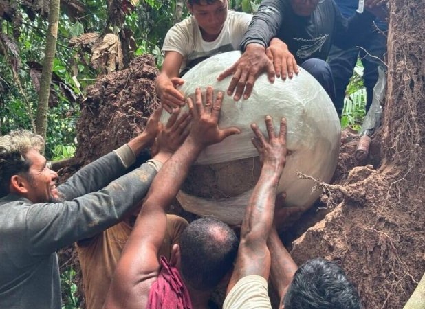 Brazilian Amazon funeral urns excavation archaeologist Obidos Lago do Cochila