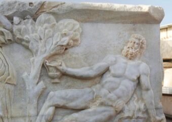 Roman sarcophagus Caesarea, Hercules Dionysus drinking contest