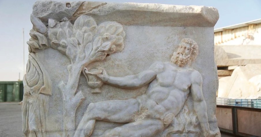 Roman sarcophagus Caesarea, Hercules Dionysus drinking contest