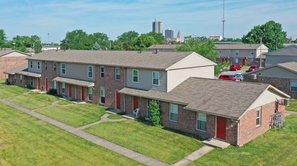 River Pointe Townhomes Fort Wayne, Fort Wayne apartment trash