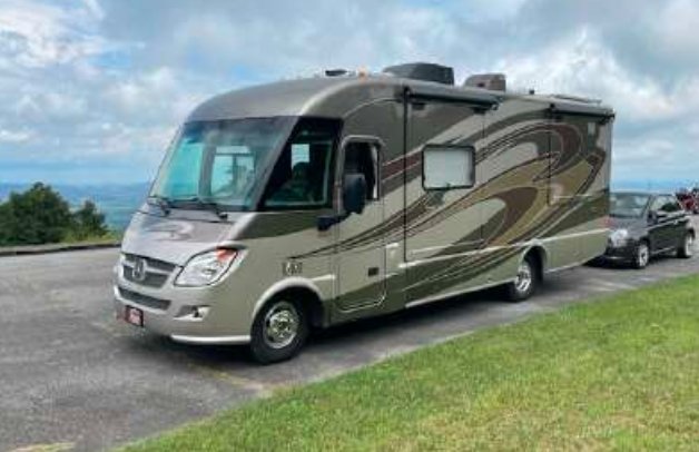 2013 winnebago mint green white camping trailer