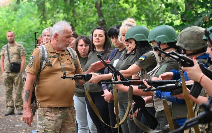 volunteer in war zone