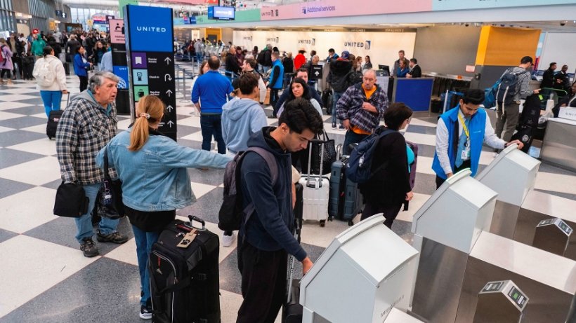 busy thanksgiving airport
